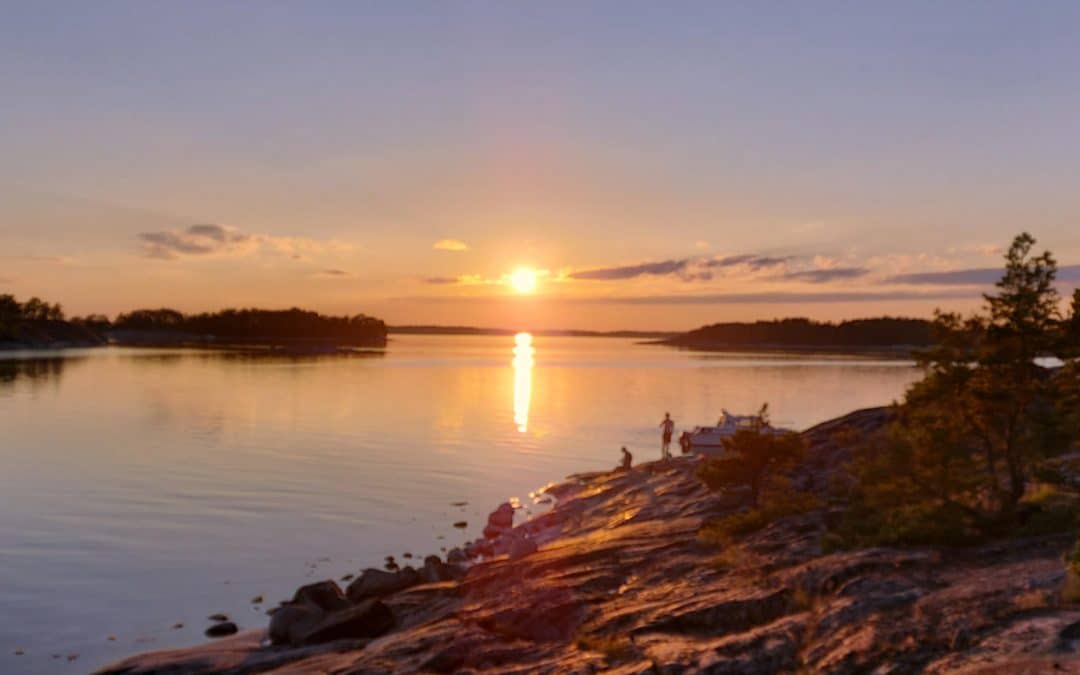 Auringonlasku saaristossa.