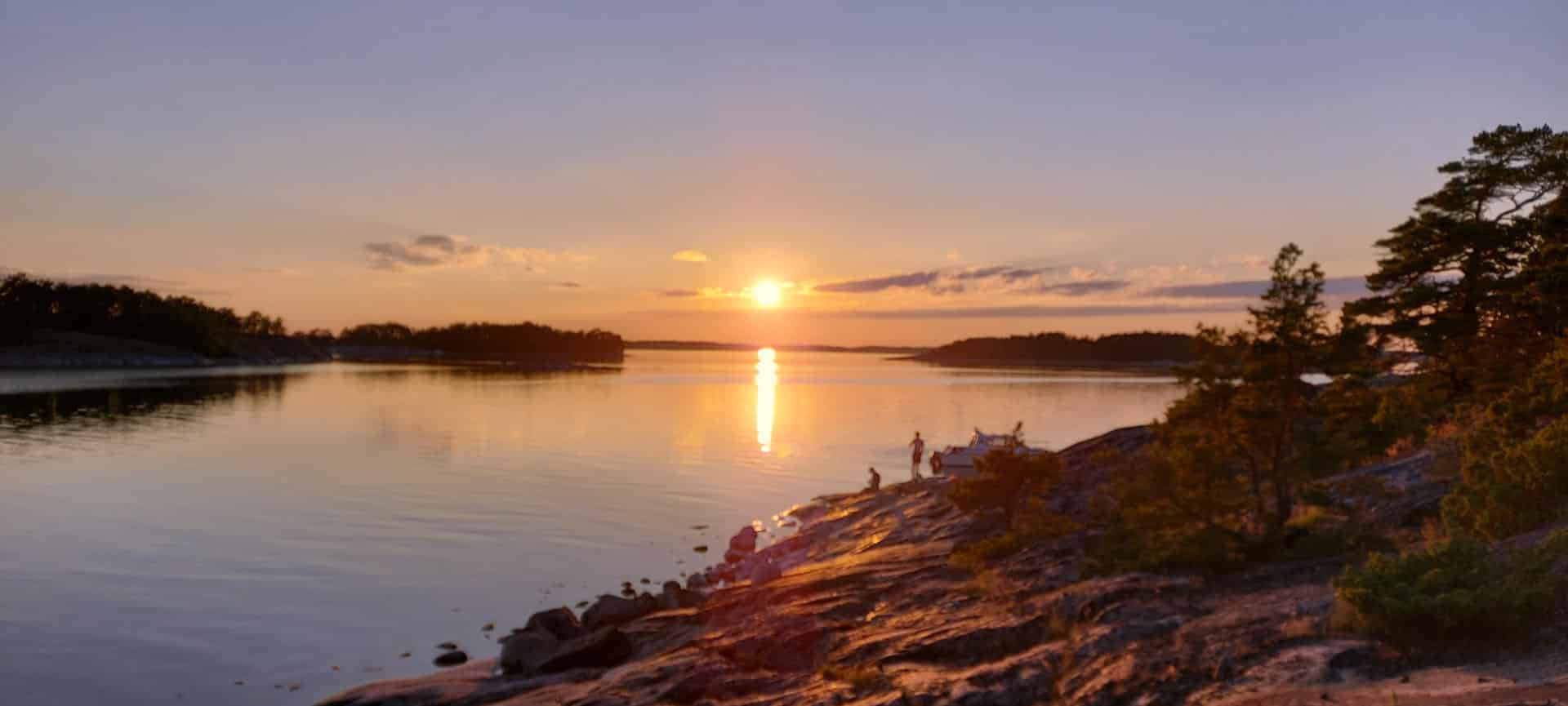 Auringonlasku saaristossa.
