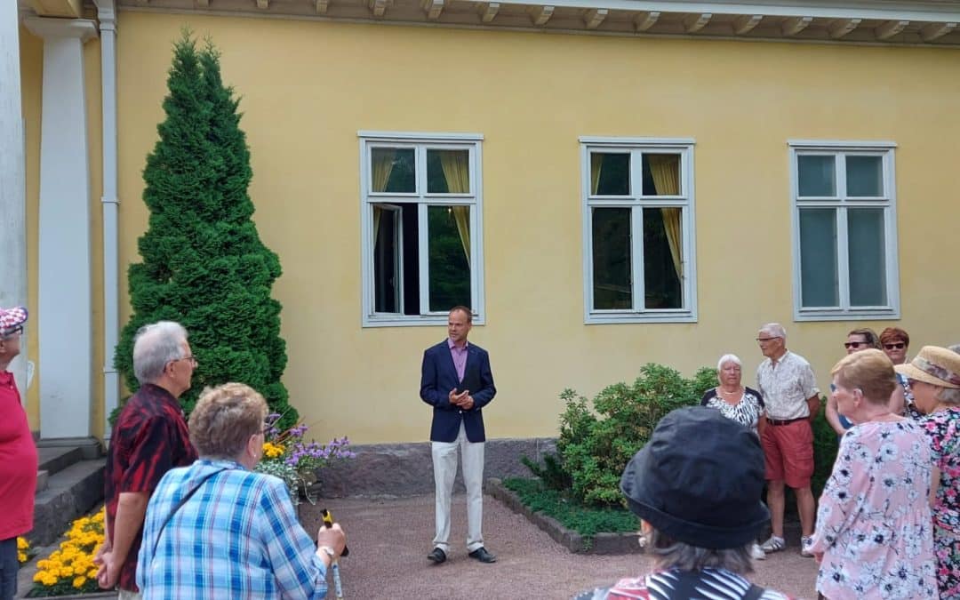 Saariston kiehtovat kartanot ja puistot