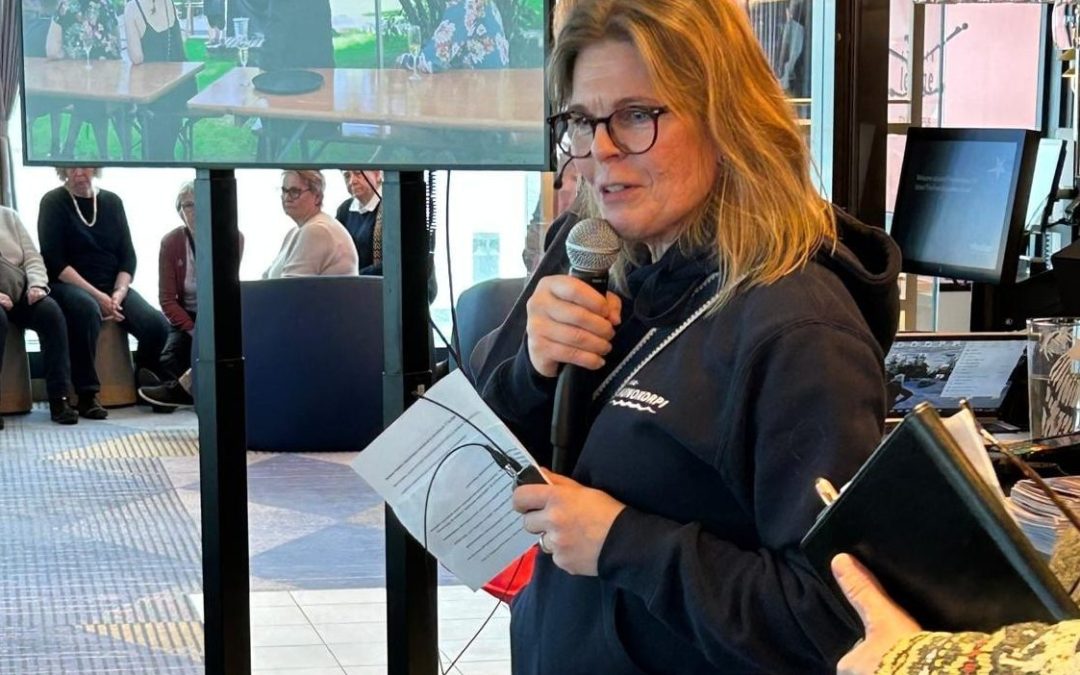 Yrittäjä puhumassa tapahtumassa.